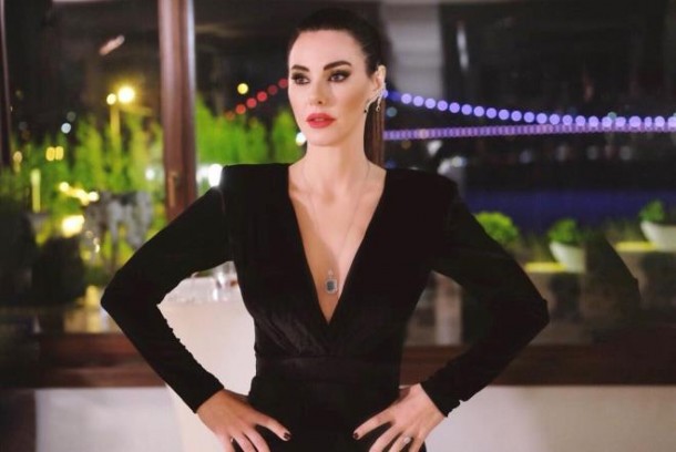 Aktrisa sadə geyimi ilə diqqət çəkdi - FOTOLAR